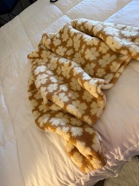 Billabong Floral Sherpa Throw in Cream and Tan